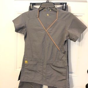 Wonder Wink Women’s Scrub Set